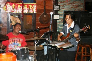 buffalo-man-i-sjungande-position-med-stoneface-pa-basgitarr