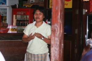 en-flicka-ur-personalen-pa-oodies-place