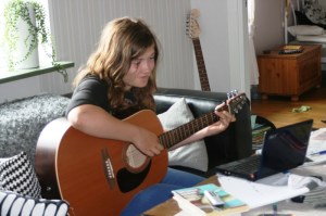 JoJo spelar på sin gitarr juli 2009