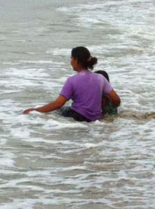 Badande thaikvinna med barn