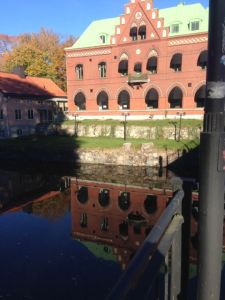 Sparbankshuset speglar sig i Nyköpingsån