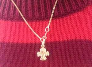 … med halsbandet från Anna-Lisa som Alice älskar