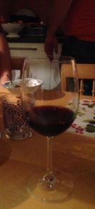 Skatan fick ett glas gott vin till det stekta risen med kyckling