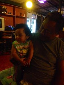 Buffalo Man med junior på knät